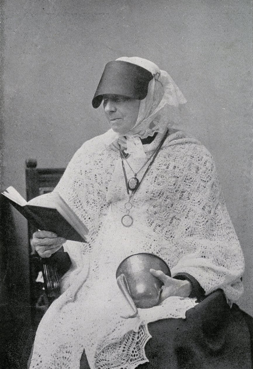 Jane Whyte Balfour, tante van Robert Louis Stevenson, gefotografeerd lezend en met een oorhoorn door British Photographer