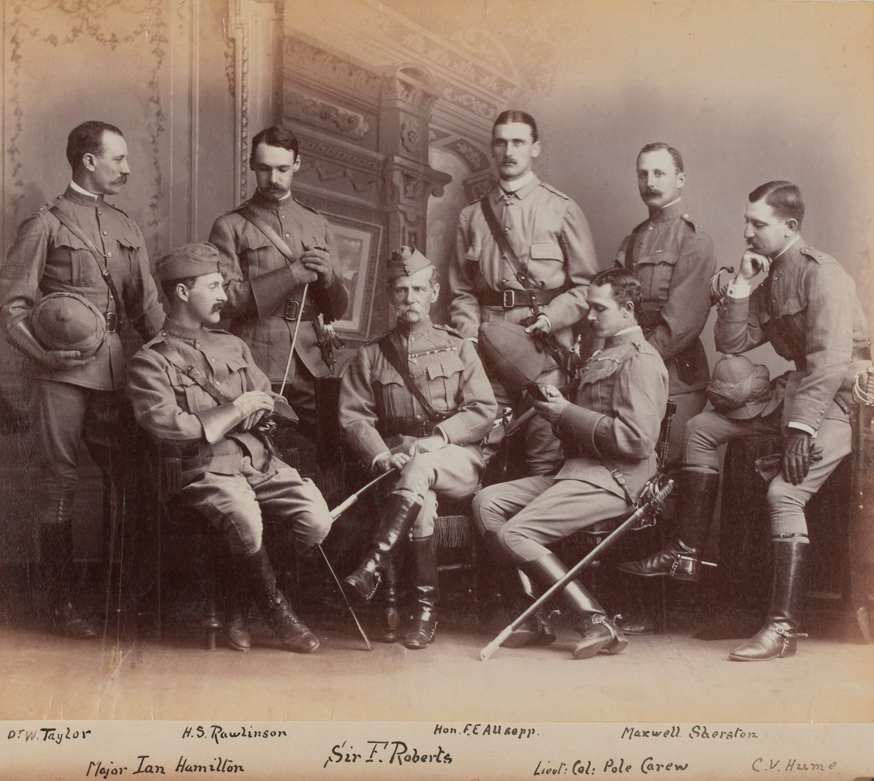 Sir Frederick Sleigh Roberts met zijn officieren door British Photographer