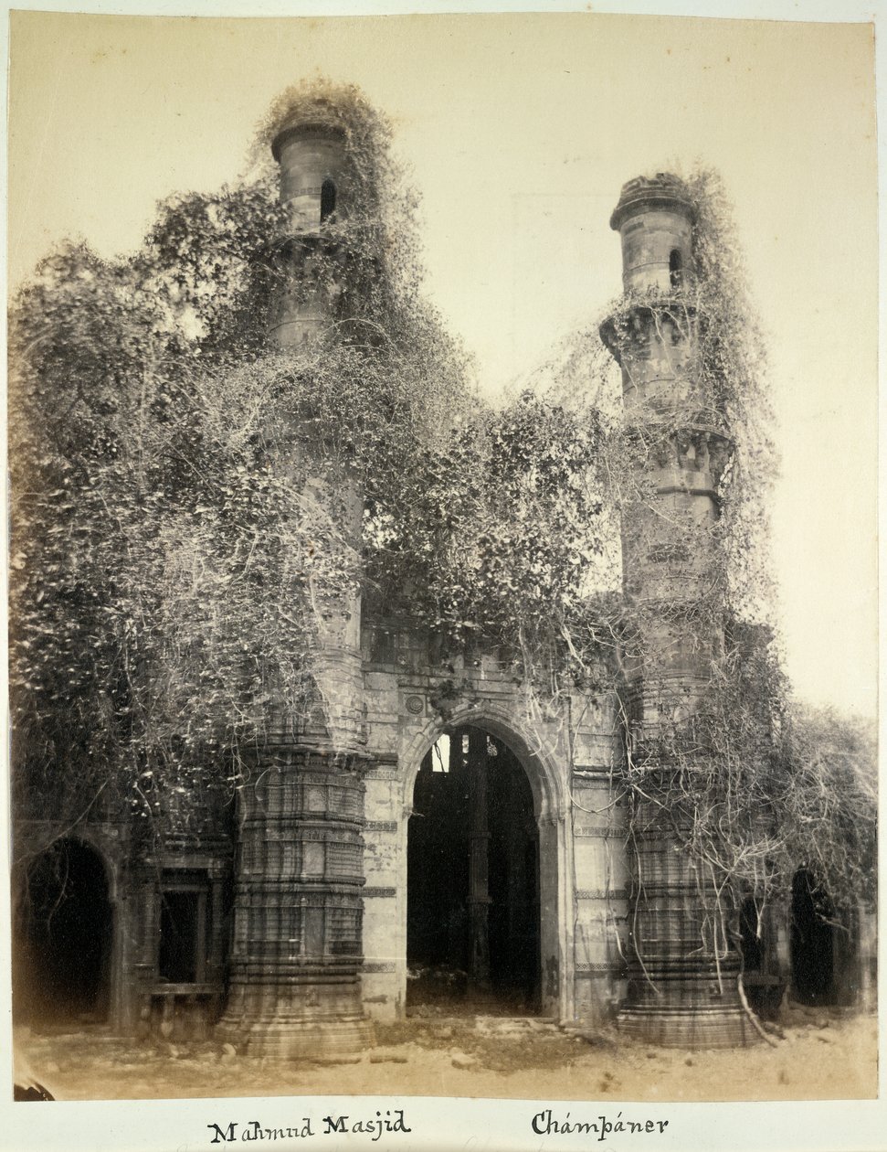 Mahmud Masjid (Nagina Masjid), Champaner, ca. 1875 (zwart-wit foto) door British Photographer