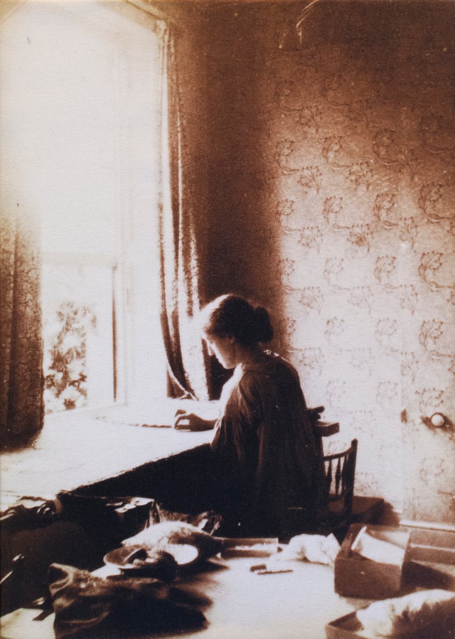 May Morris aan het werk, begin jaren 1890 door British Photographer