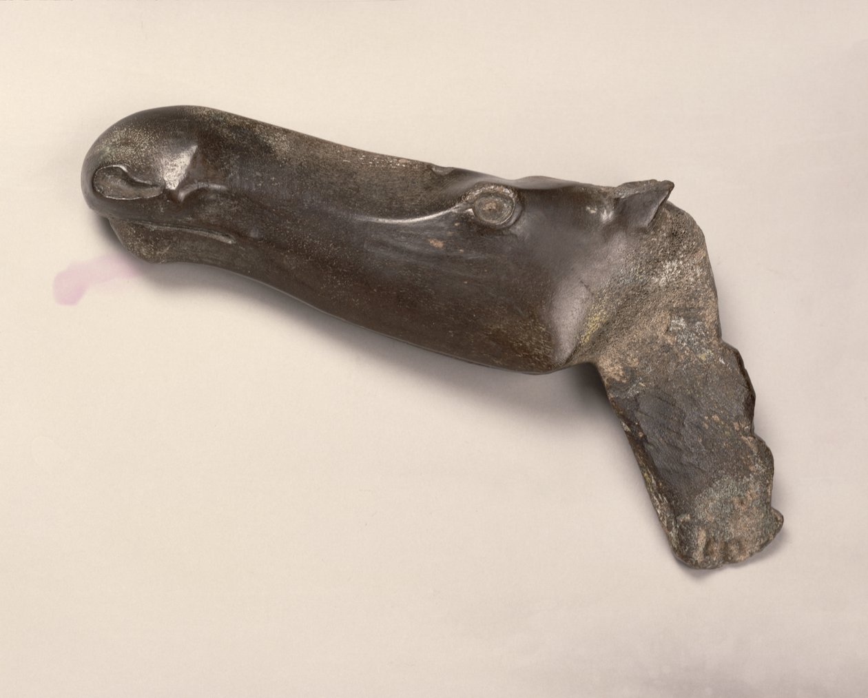Hoofd van een vrouwelijke eland, uit Jekaterinenburg in de Oeral door Bronze Age