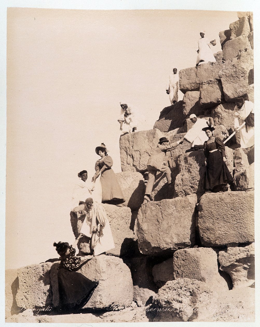 Beklimming van een piramide door toeristen - foto door de Zangali broers, eind 19e eeuw door Brothers Zangaki