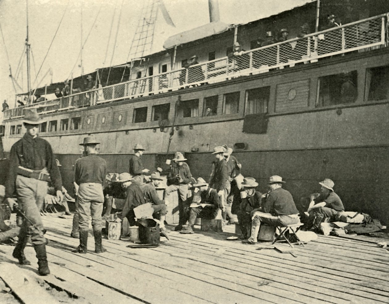 13e Infanterie bij het ontbijt, Spaans-Amerikaanse oorlog, 11 juni 1898, 1899 door Burr McIntosh
