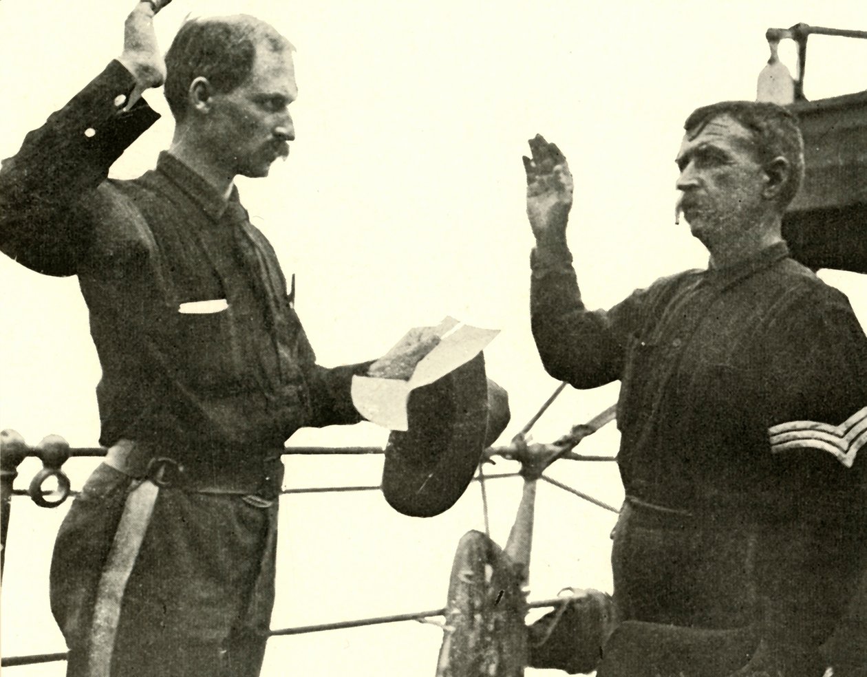 Luitenant Lewis herinschrijft Thomas Dixon, Spaans-Amerikaanse Oorlog, 19 juni 1898, 1899 door Burr McIntosh