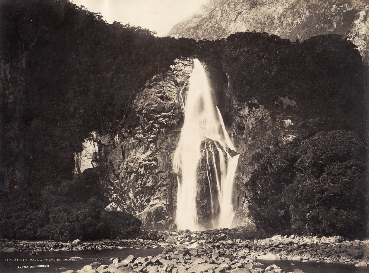 Bowen Fall, Milford Sound, 1889 door Burton Brothers Studio
