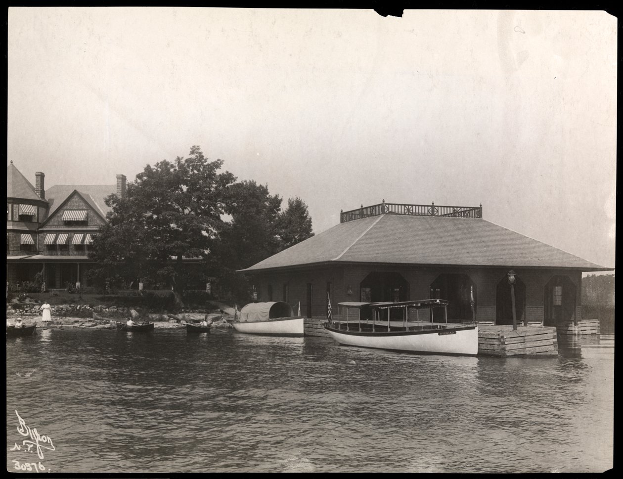 Een aanlegsteiger bij de residentie van May Irwin in de Thousand Islands, 1911-12 door Byron Company