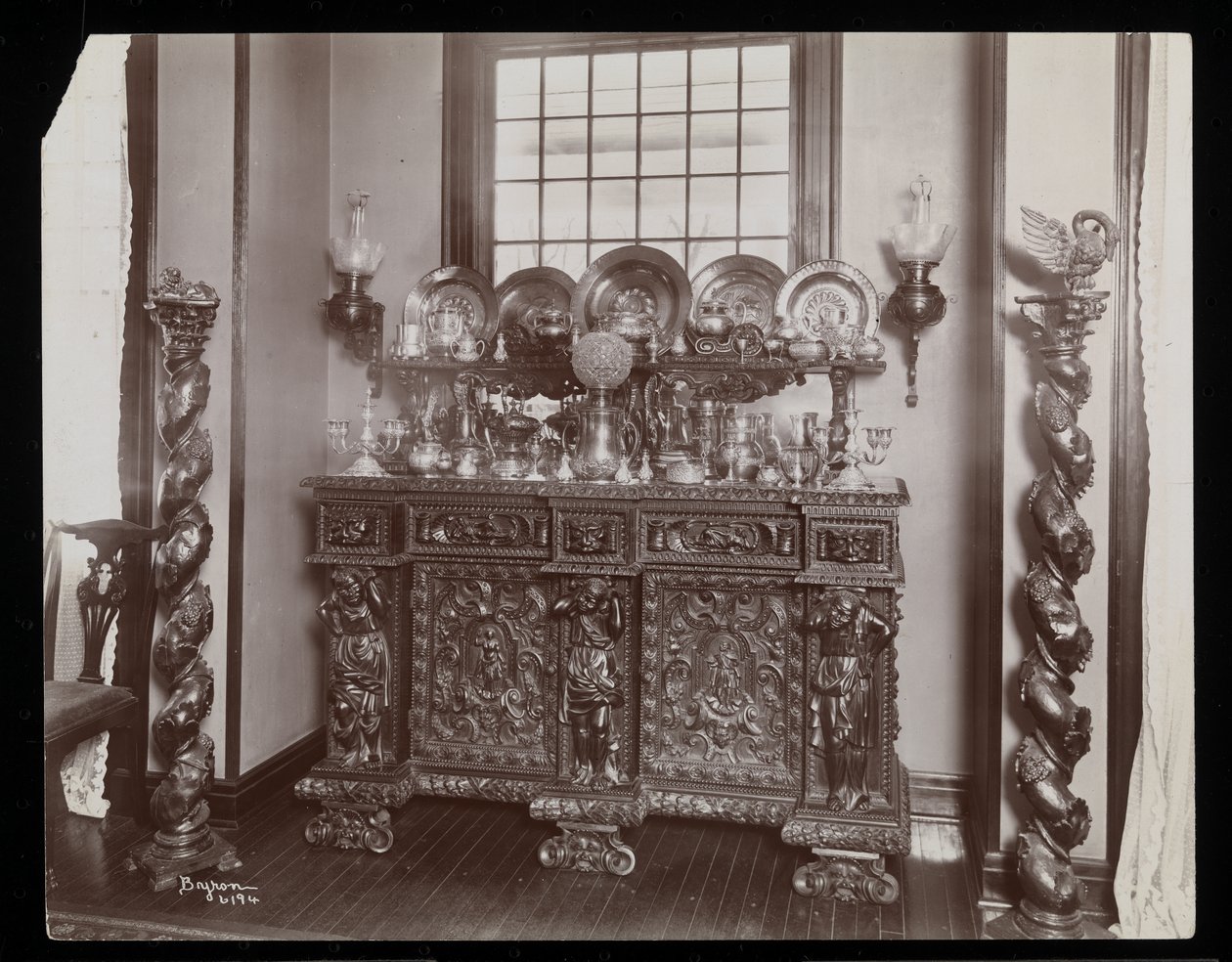 Een rommelige dressoir in de residentie van Westmoreland Davis in Tuxedo Park, New York, 1899 door Byron Company