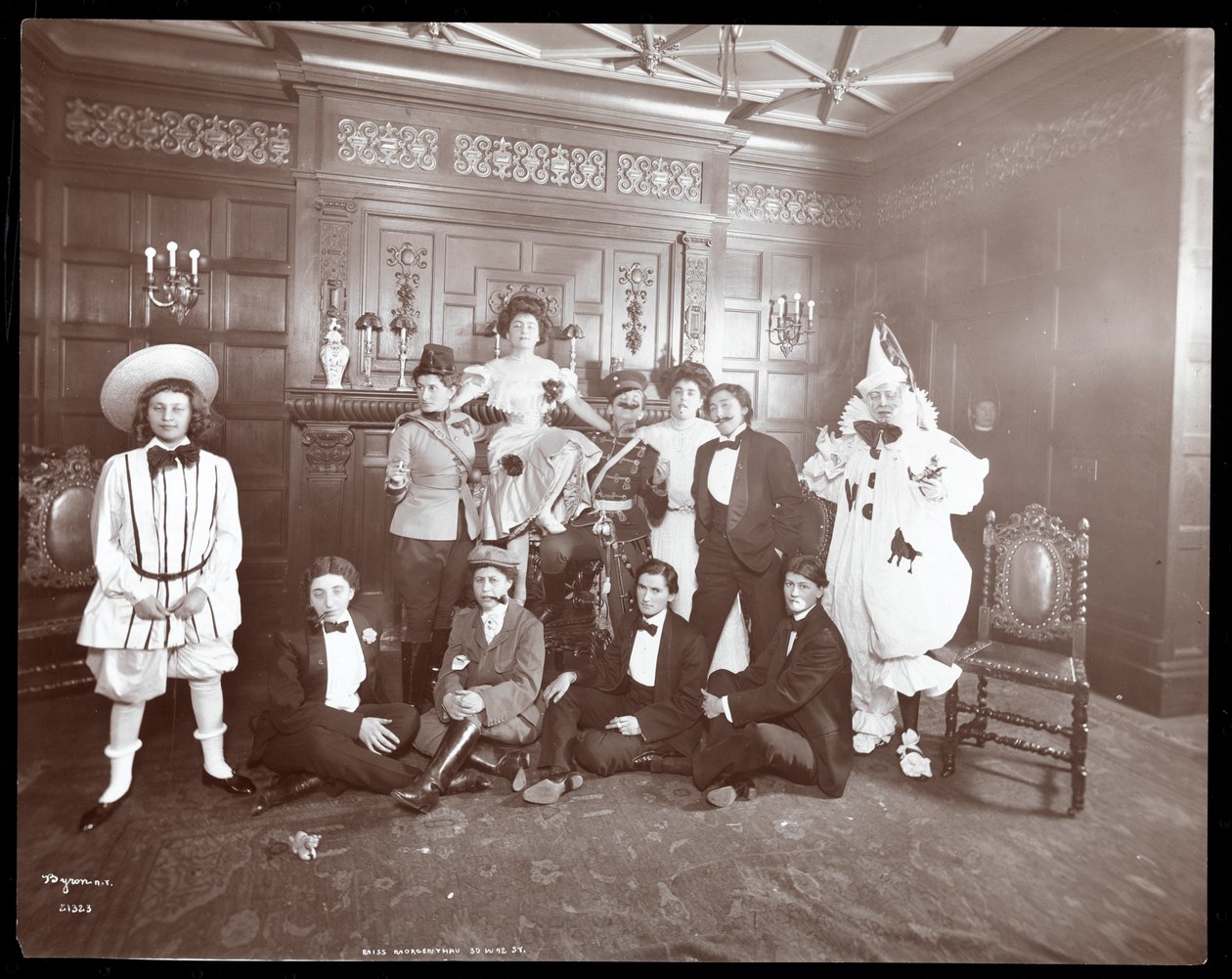 Een groep in kostuum bij het huis van Miss Morgenthau, 30 West 72nd Street, New York, 1906 door Byron Company