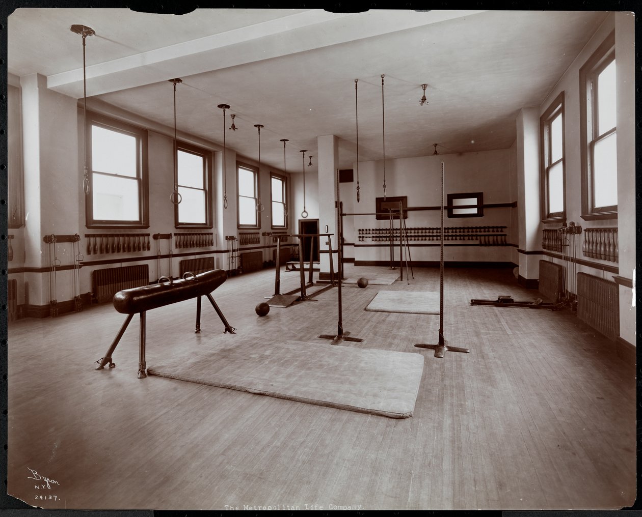 Een gymzaal bij de Metropolitan Life Insurance Co. aan 23rd Street en Madison Avenue, New York, 1907 door Byron Company