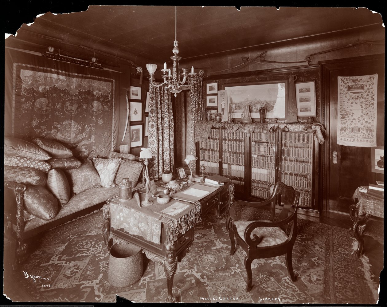Een privébibliotheek in de residentie van mevrouw Leslie Carter in New York, 1903 door Byron Company