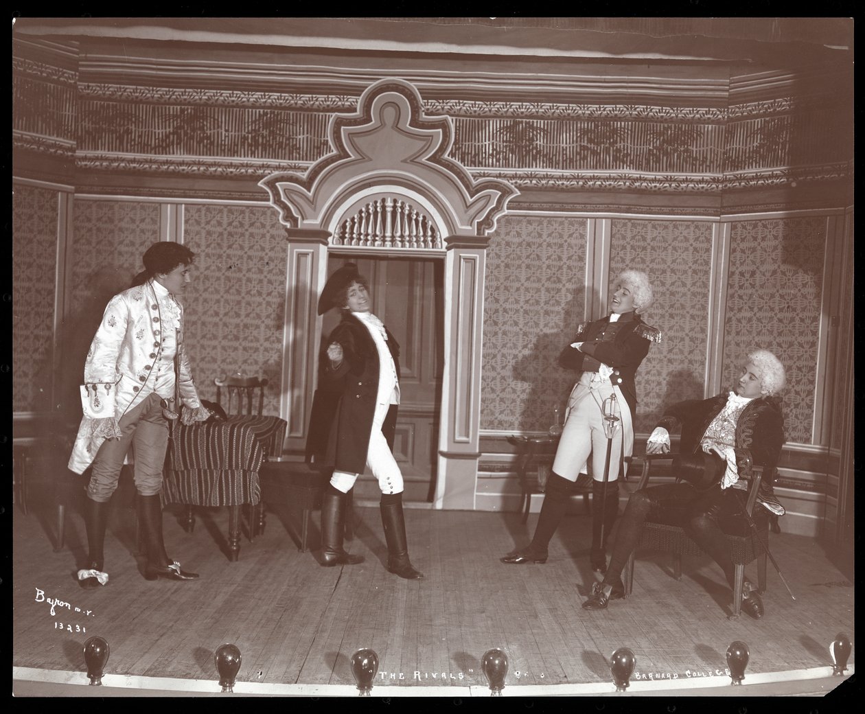 Een scène uit een amateurproductie van The Rivals, gepresenteerd op Barnard College, New York door Byron Company
