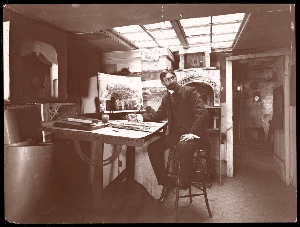 Een decorontwerper in zijn studio, New York, 1901 door Byron Company