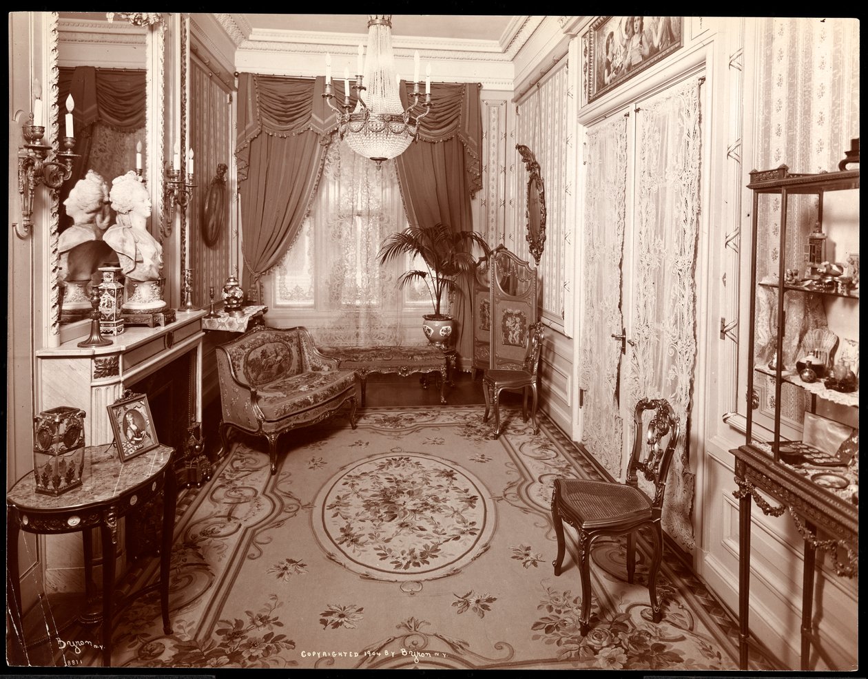 Een kleine kamer in de residentie van mevrouw Leslie Carter in New York, 1904 door Byron Company