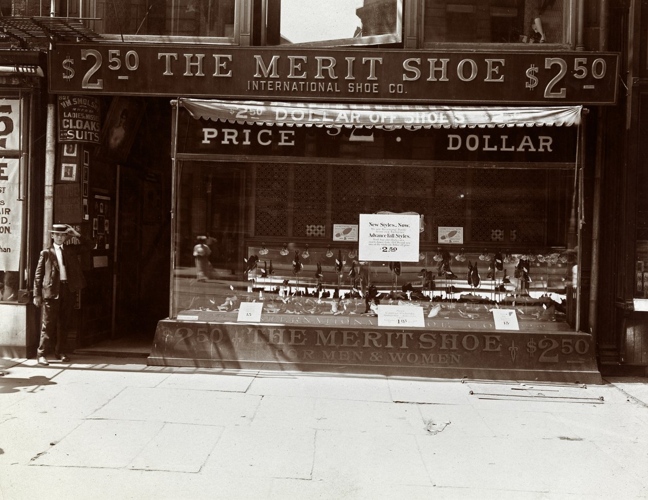 Een winkel van de International Shoe Co., New York, 1905 door Byron Company