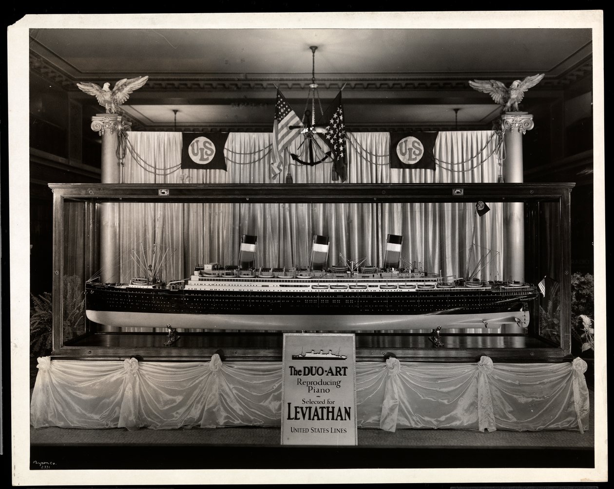 Een etalage bij de Aeolian Company, 29 West 42nd Street, New York door Byron Company