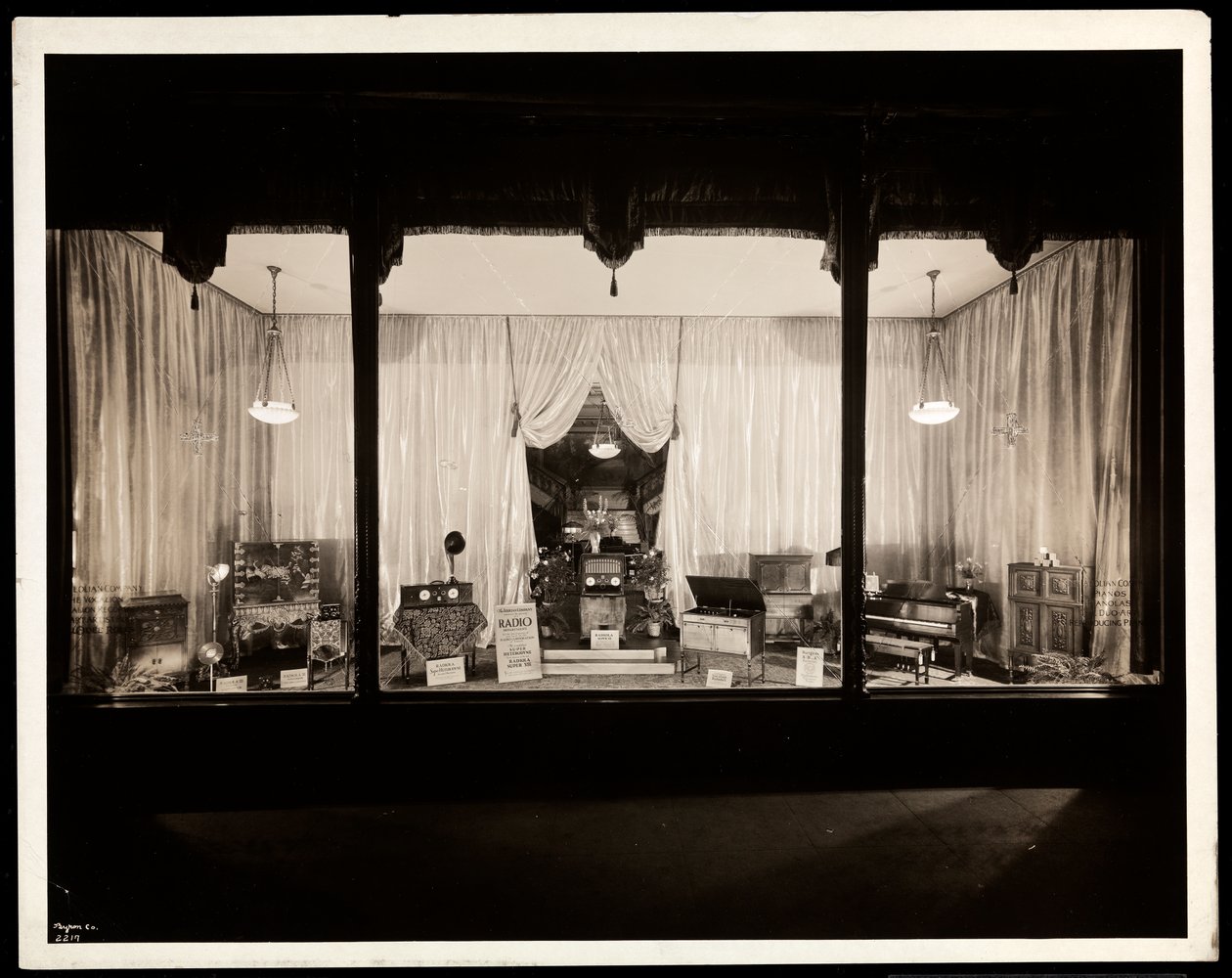 Een etalage bij de Aeolian Company, 29 West 42nd Street, New York, 1924 door Byron Company