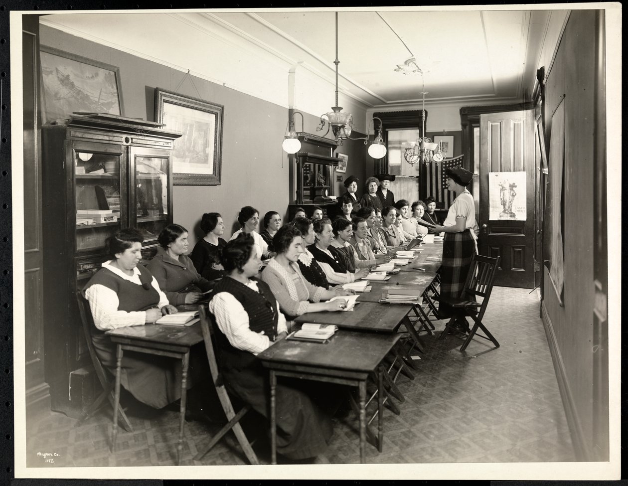 Een Amerikaanse inburgeringsklas voor vrouwen bij de Rodeph Sholom Sisterhood, 157 East 94th Street, New York, 1920 (zilveren gelatin afdruk) door Byron Company