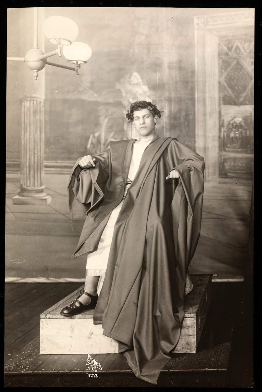 Een jonge acteur in het kostuum van Julius Caesar van de set van een amateurproductie van Julius Caesar door Byron Company