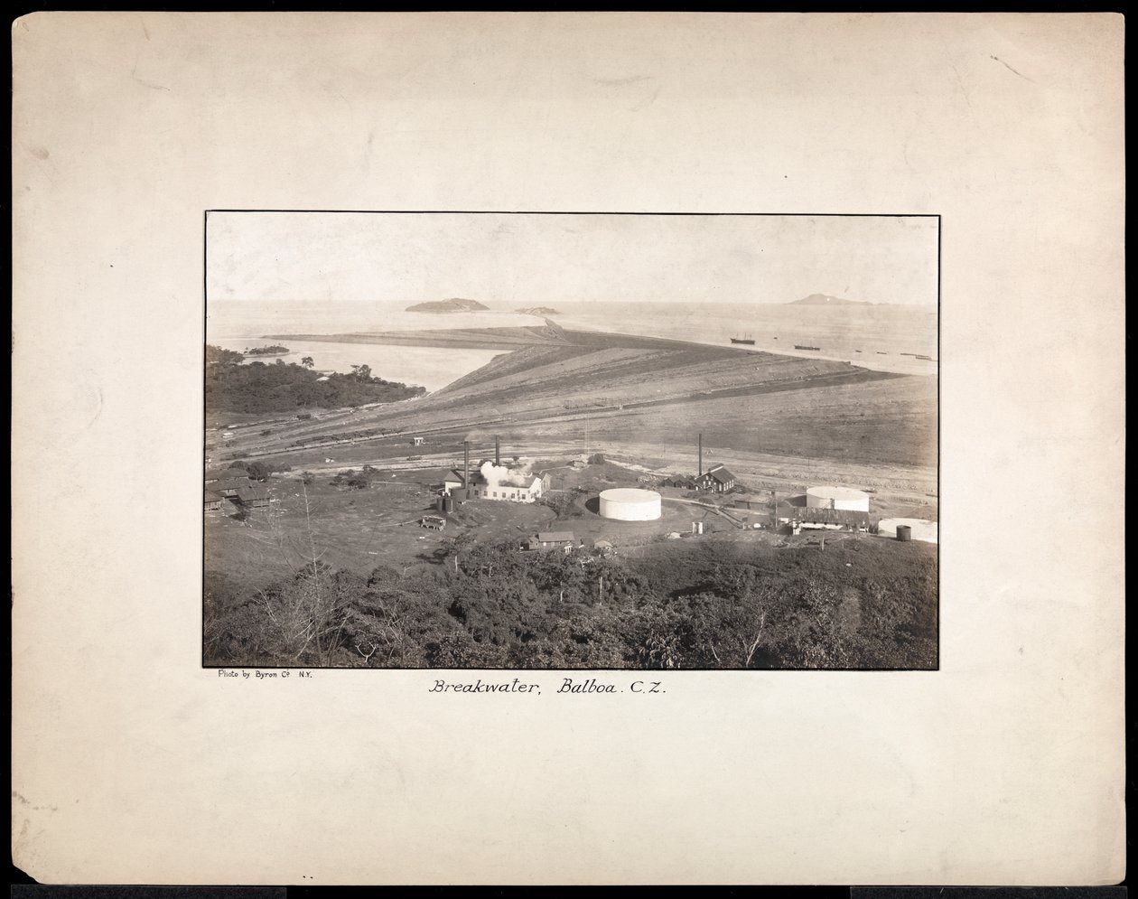 Luchtfoto van een golfbreker bij Balboa, de Pacifische ingang van het Panamakanaal, 1912 of 1913 door Byron Company