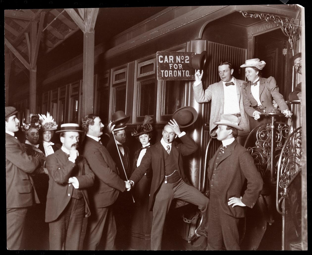 Alice Nielsen aan boord van een speciale trein naar Toronto, Canada, 1898 door Byron Company