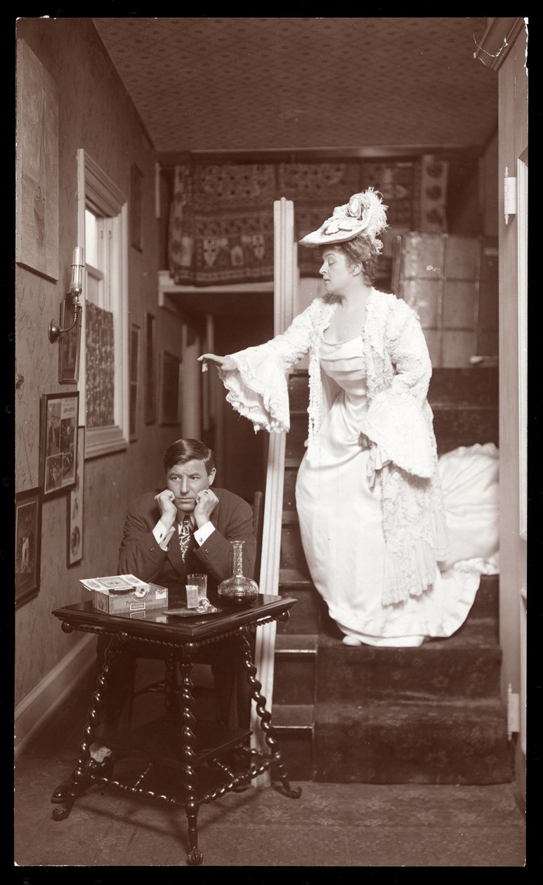 Amelia Bingham en C. Richmond poseerden in haar appartement, 1905 door Byron Company