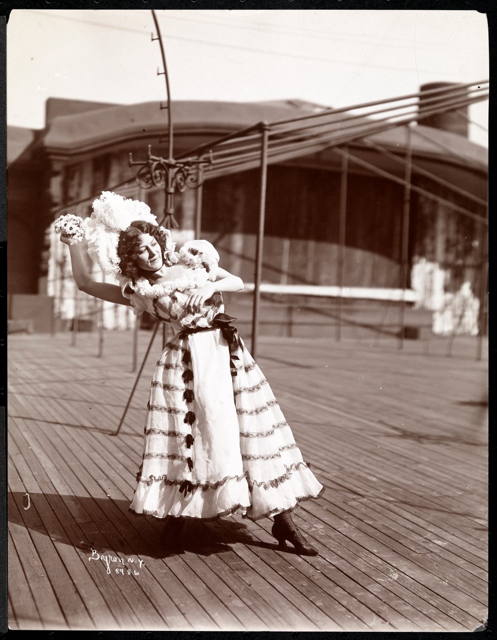 Een actrice in kostuum die repeteert op het dak van waarschijnlijk het New York Theatre, New York, 1900 door Byron Company