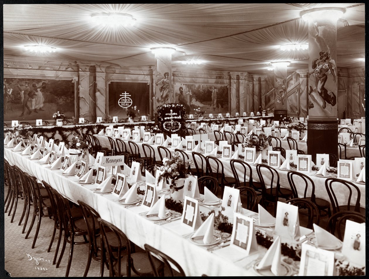 Banketzaal met gedekte tafel voor het National Biscuit Co. banket, New York door Byron Company