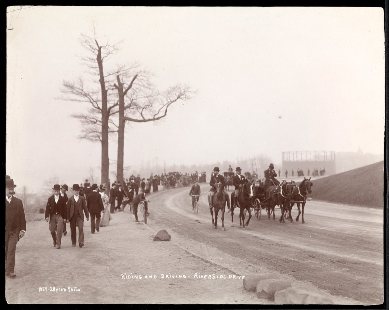 Fietsers en paard-en-wagen koetsen bij de bocht op Riverside Drive, New York, 1896 door Byron Company