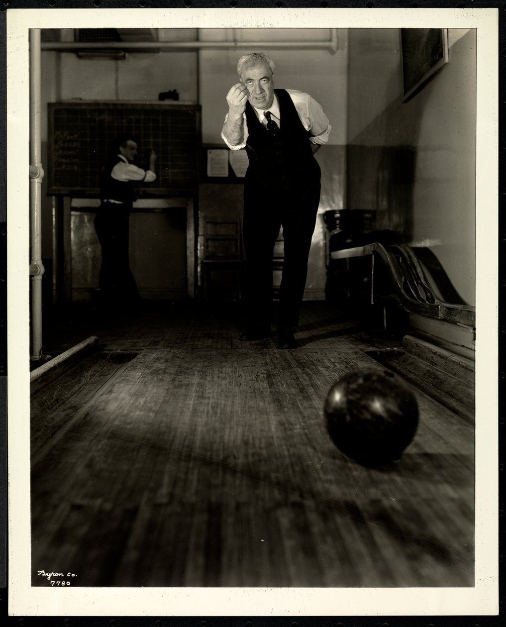 Blinde man bowlen bij de New York Association for the Blind, 111 East 59th Street, 1921 door Byron Company
