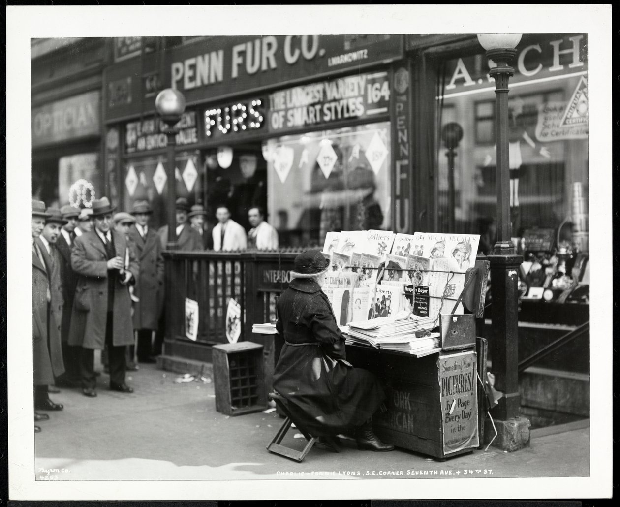 Blinde Krantenverkoper, Aaron Weintraub, bij zijn Stand op de Zuidoosthoek van 7th Avenue en 32nd Street, New York, 1926 door Byron Company
