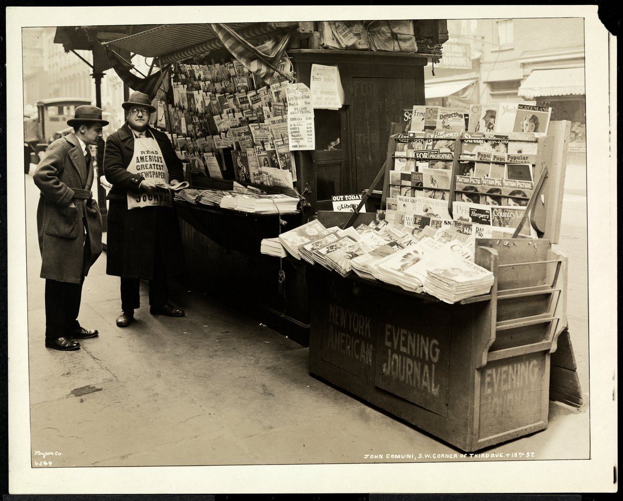 Blinde Krantenverkoper, John Comuni, bij zijn stand op 3rd Avenue en 18th Street, New York, 1926 door Byron Company