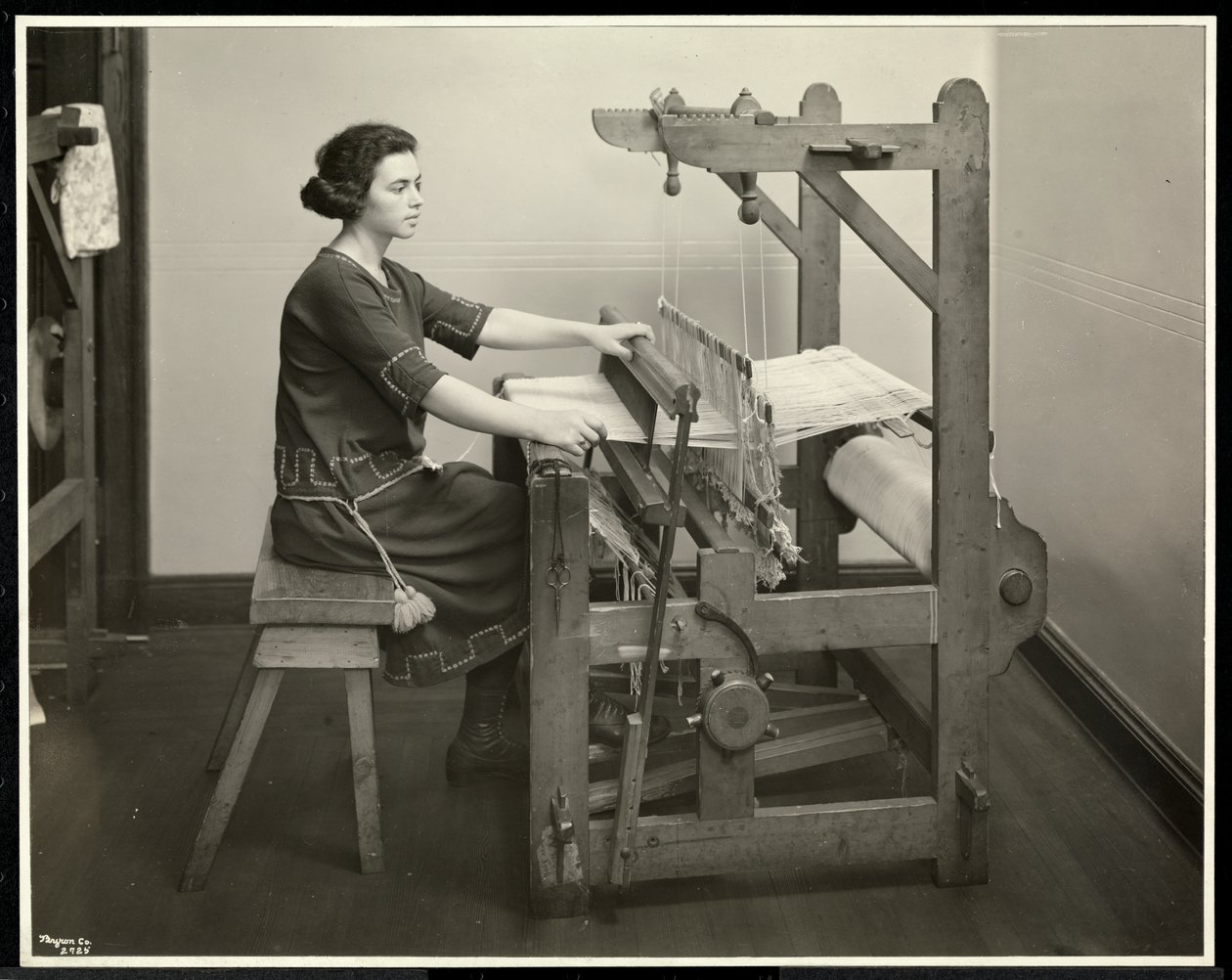 Blinde vrouw aan het werk aan een weefgetouw bij de New York Association for the Blind, 111 East 59th Street, New York, 1926 door Byron Company