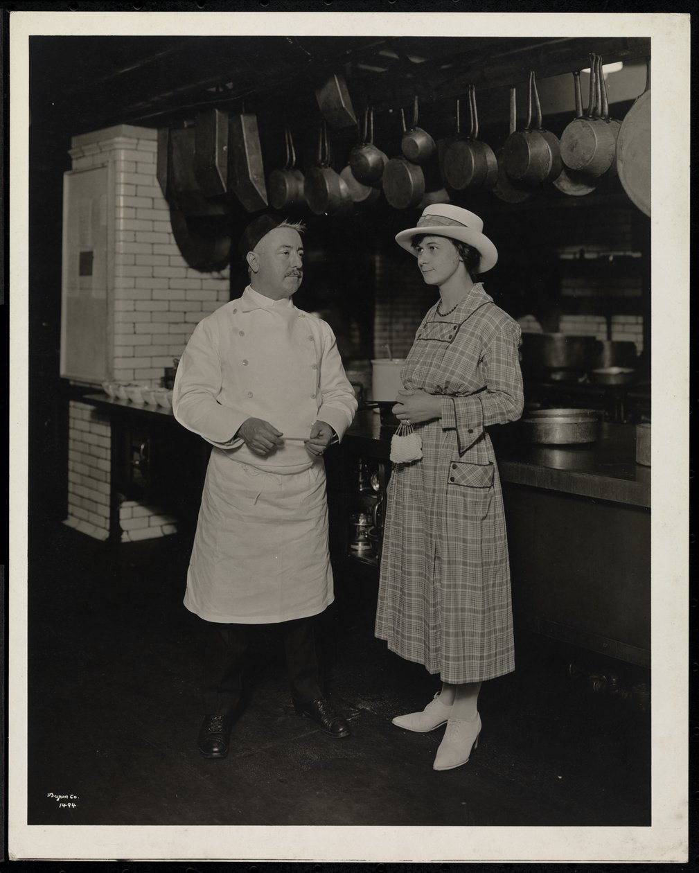 Chef Leoni en Miss Selley uit Toronto in de keuken van het Hotel Commodore, 1920 door Byron Company