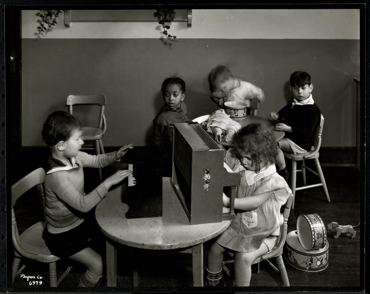 Kinderen spelen in de speelkamer van de New York Association for the Blind, 111 East 59th Street, New York, 1935 door Byron Company