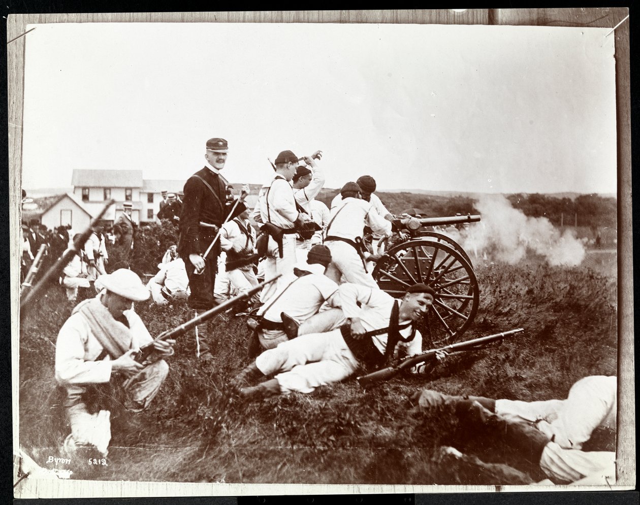 Kopie van een Eerdere Foto van Soldaten van de New York Naval Reserves Betrokken bij een Schijngevecht met Kanonnen en Kanonnen, Fishers Island, New York, 1917 door Byron Company