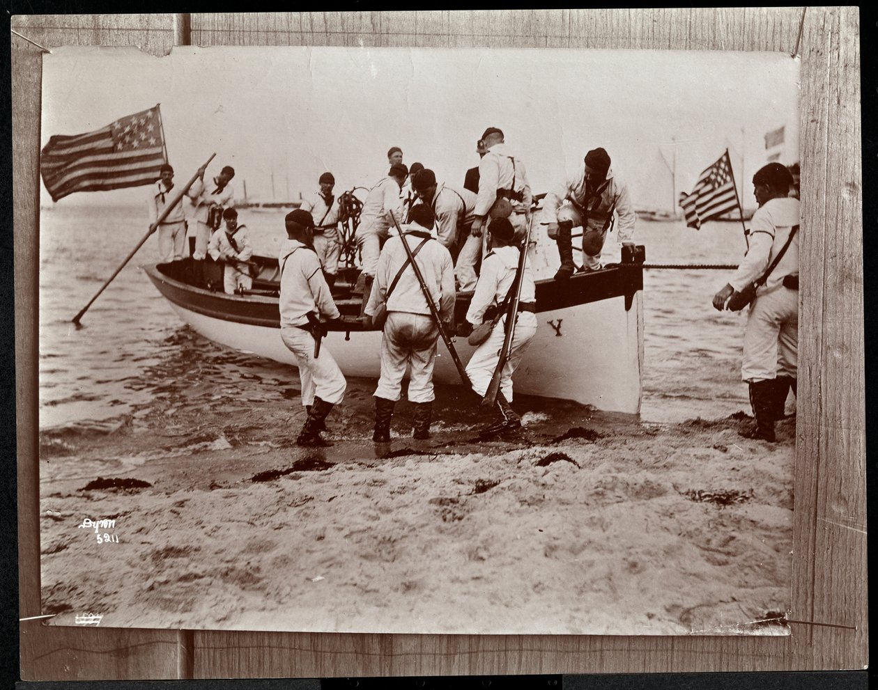 Kopie van een eerdere foto van de Marine Reserves met een groep matrozen in een roeiboot, Fishers Island, New York, 1891 door Byron Company