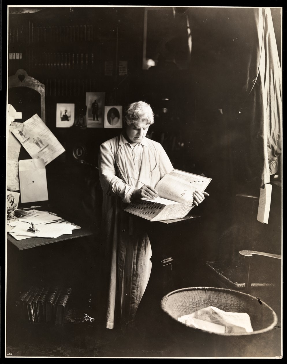 David Belasco staand met een woordenboek, na 1909 door Byron Company
