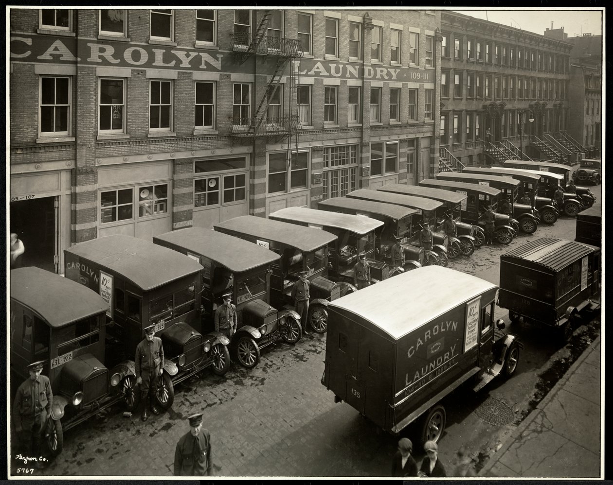 Bezorgtrucks geparkeerd buiten de Carolyn Laundry op 111 East 128th Street, East Harlem, New York, 1929 door Byron Company