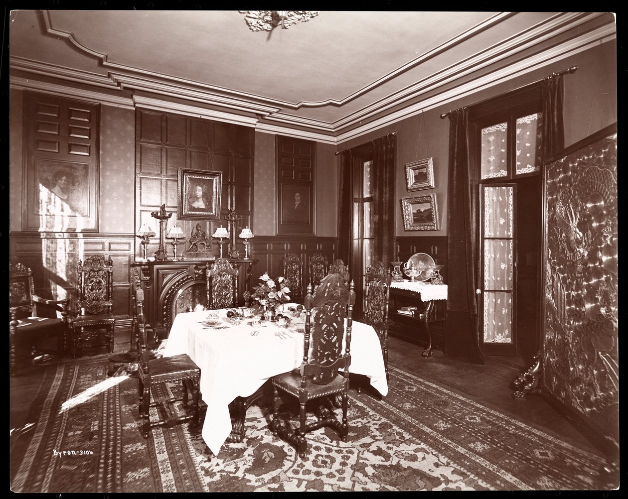 Eetkamer in de residentie van Mr. Reginald de Koven, New York, 1896-98 door Byron Company