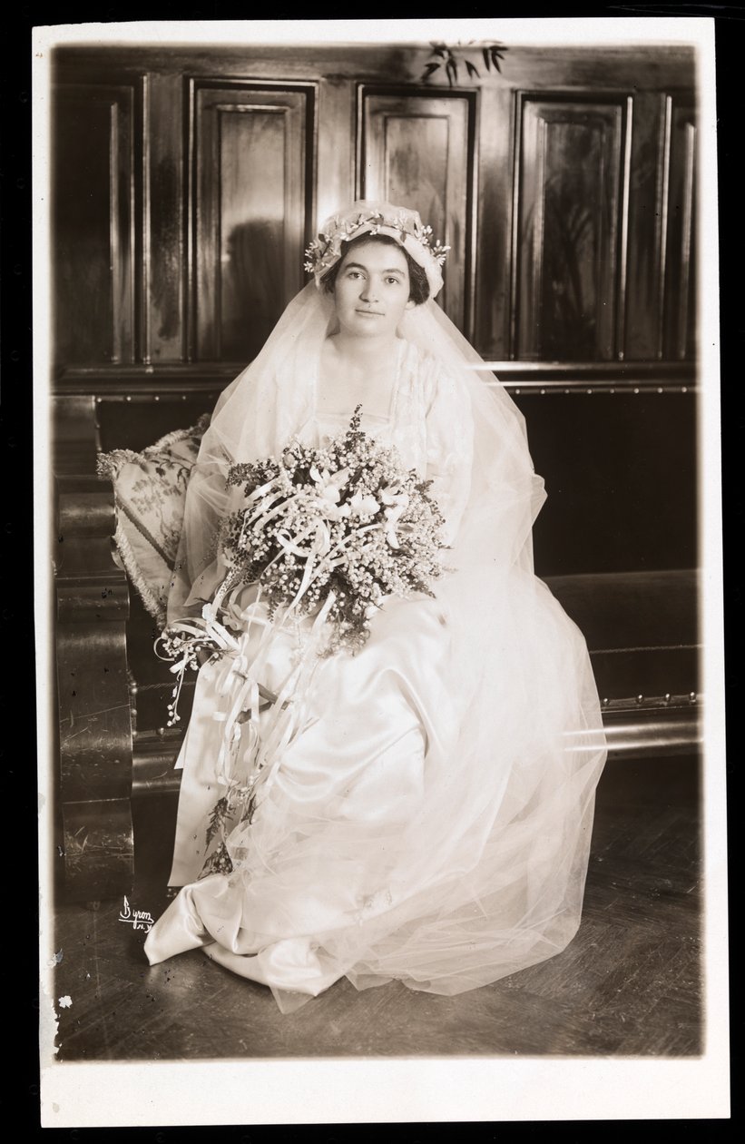 De dochter van Dr. Jacoby zittend in haar trouwjurk, New York, 1915-16 door Byron Company