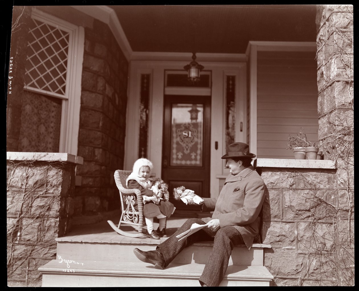 Edgar Smith met zijn dochter op de trappen van zijn woning in Elmhurst, Long Island, 1902-3 door Byron Company