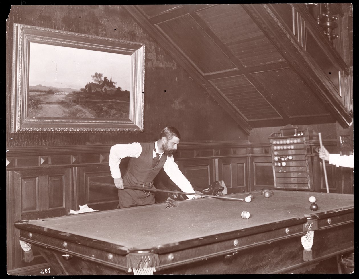 Edwin Gould speelt biljart in zijn huis in Rhinecliffe, New York, 1893-4 door Byron Company