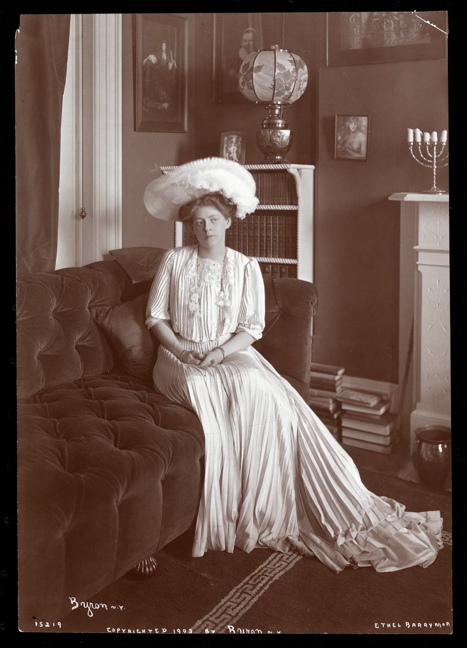 Ethel Barrymore zittend in de woonkamer, 1902 of 1903 door Byron Company
