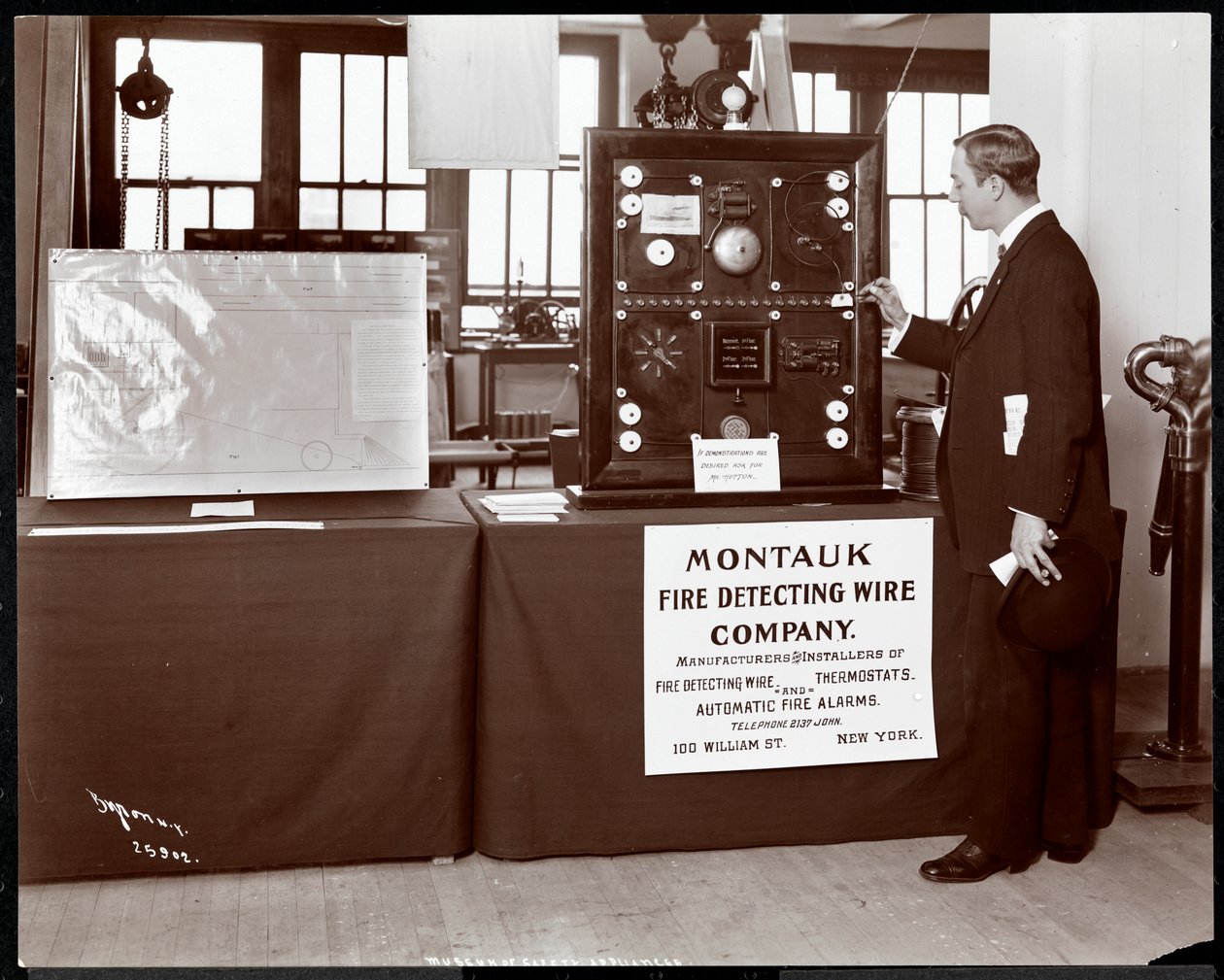 Tentoonstelling van een branddetectiesysteem door de Montauk Fire Detecting Wire Co. in het Museum van Veiligheidsapparaten van het American Institute of Social Service, New York, 1908 door Byron Company