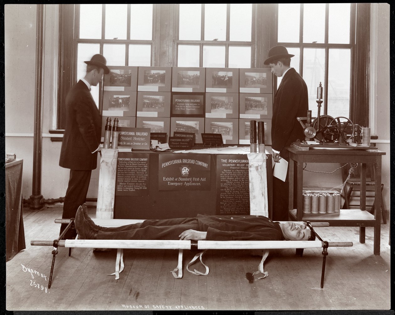 Tentoonstelling van EHBO-uitrusting door de Pennsylvania Railroad Co. in het Museum of Safety Appliances van het American Institute of Social Service, New York, 1908 door Byron Company