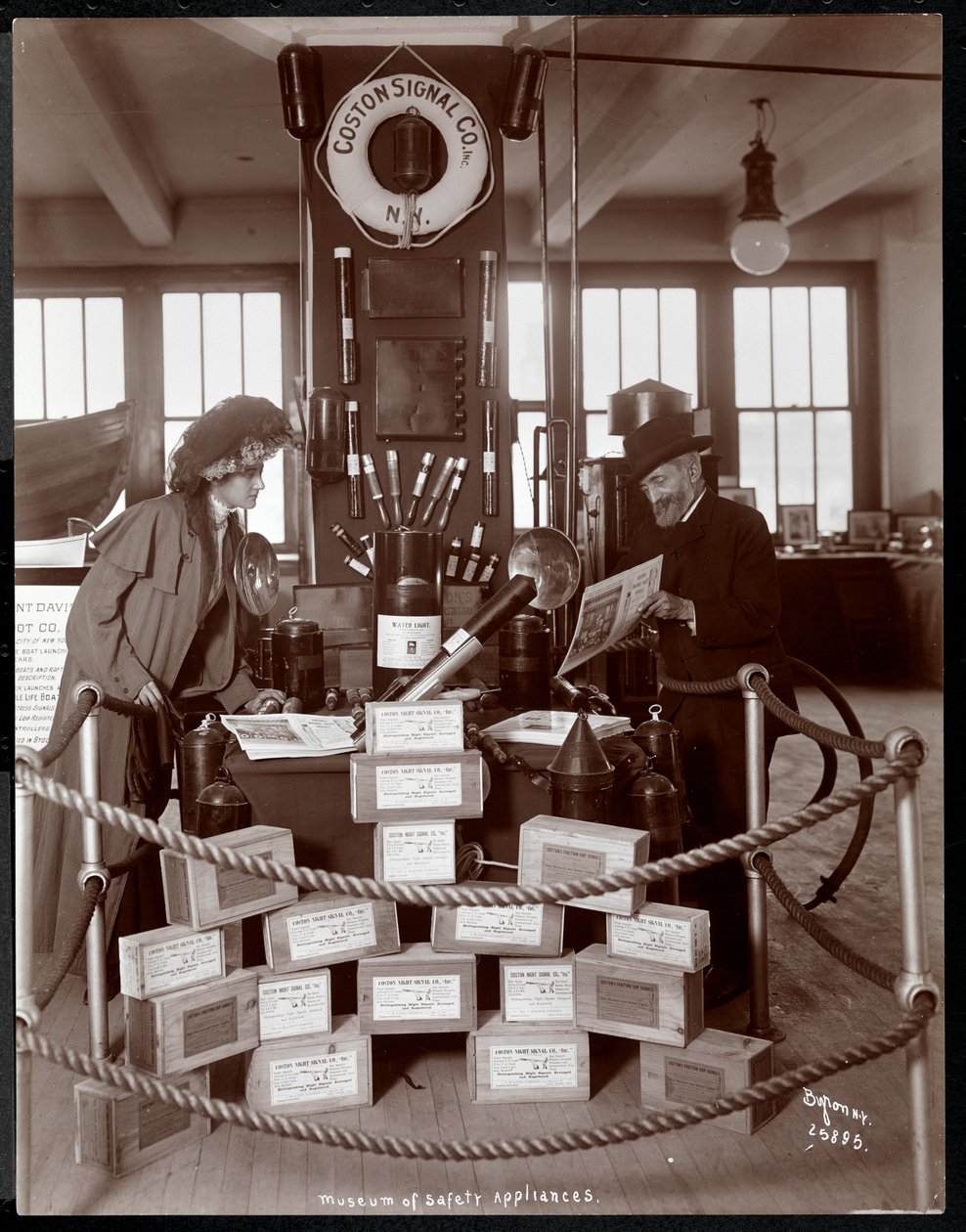 Tentoonstelling van de Coston Signal Co. in het Museum of Safety Appliances van het American Institute of Social Service, New York, 1908 door Byron Company