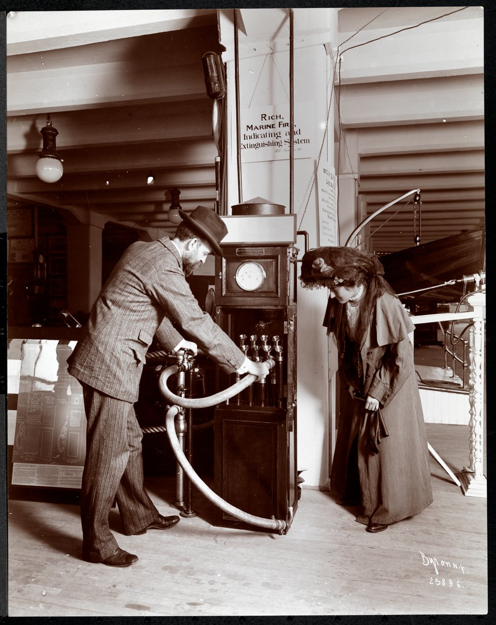 Tentoonstelling van de Coston Signal Co. in het Museum van Veiligheidsapparatuur van het American Institute of Social Service, New York, 1908 door Byron Company