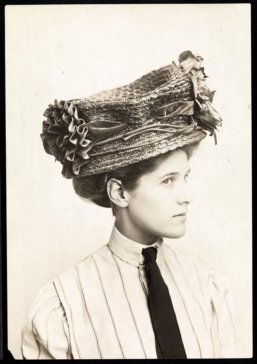 Modefoto van een vrouw die een hoed modelleert, New York, 1890-1910 door Byron Company