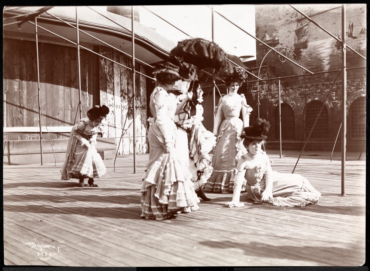 Vijf actrices in kostuum repeteren op het dak van waarschijnlijk het New York Theatre, New York, 1900 door Byron Company