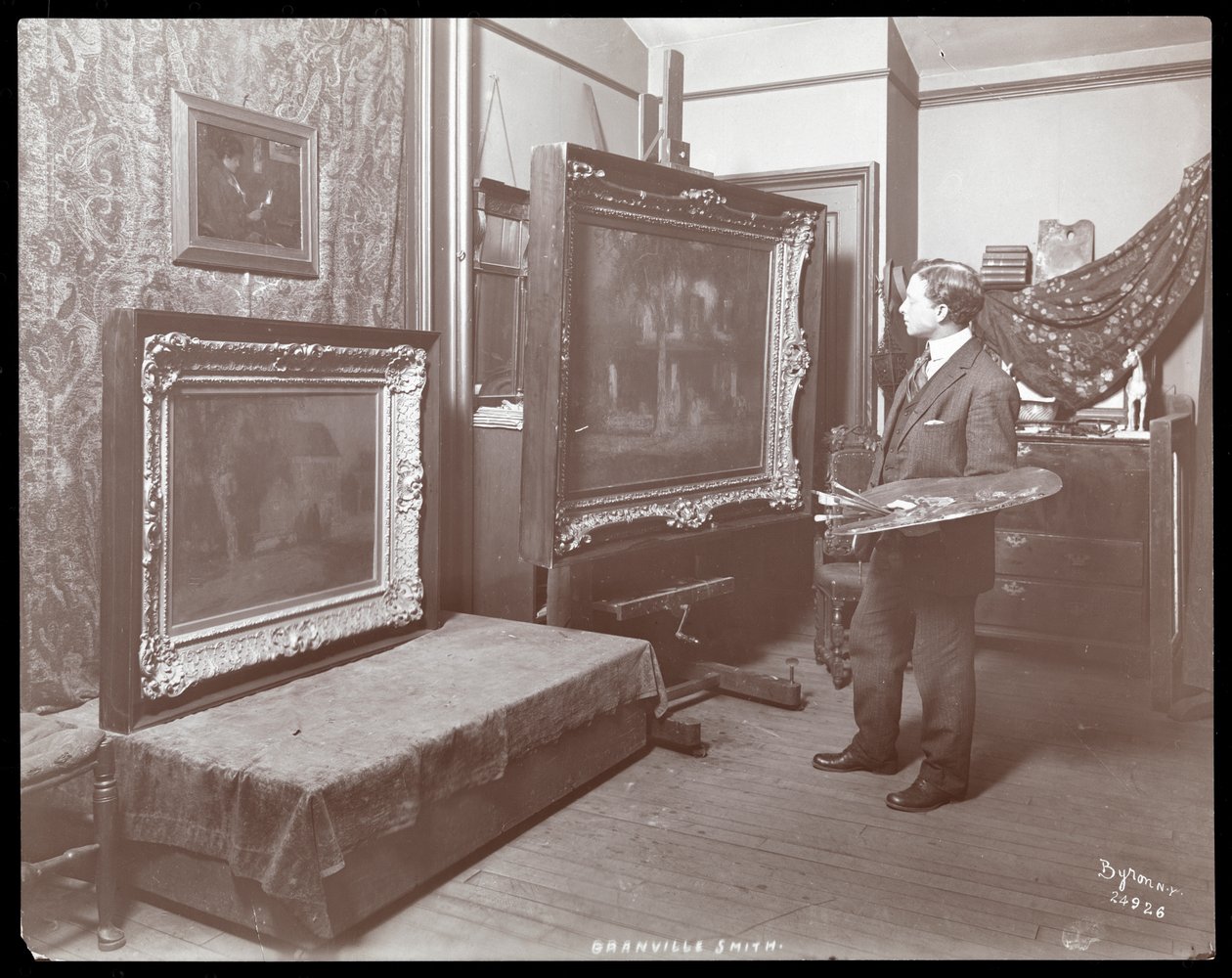 Granville Smith in zijn studio, New York door Byron Company